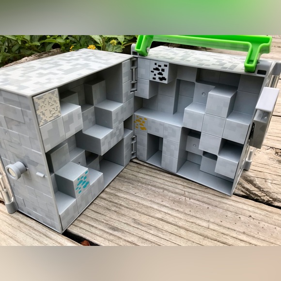 70 Pc MINECRAFT Minifigures Cave Collectible Display Play & Carry Case Cave Box - Picture 12 of 15